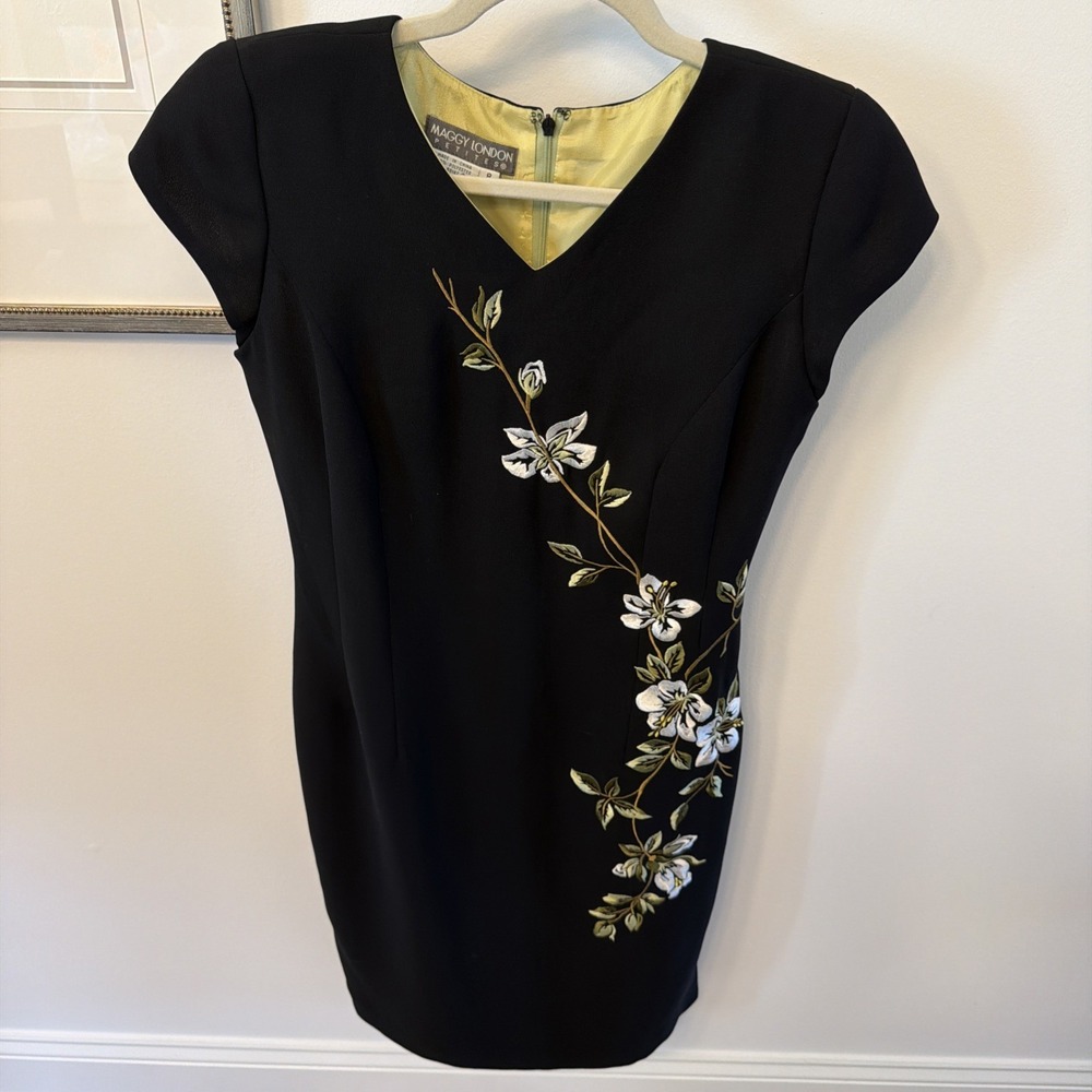 Maggy London Women's Petite 8P Black Floral Sheath Dress V-Neck